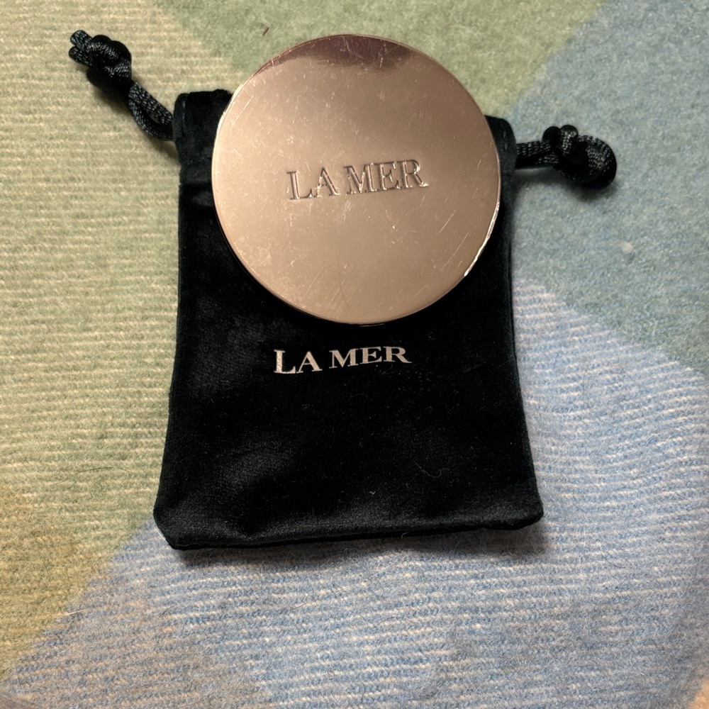 La Mer Silver Compact with Green Pouch